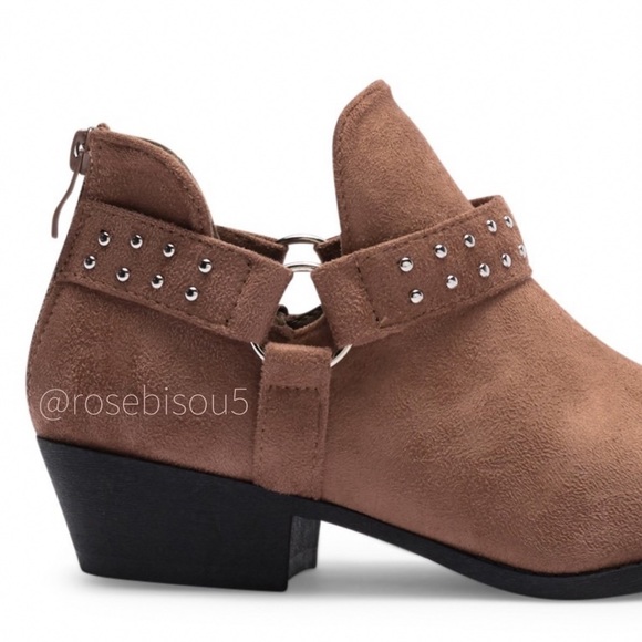 🆕{TOP MODA} Taupe Studded Detail Suede Booties - Picture 5 of 7